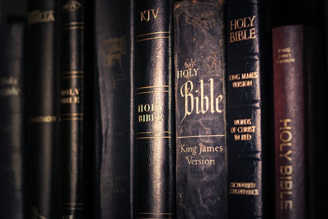 how many translations of the Bible are there in English / Photo by Joshimer Biñas: https://www.pexels.com/photo/close-up-photo-of-bible-books-5582397/